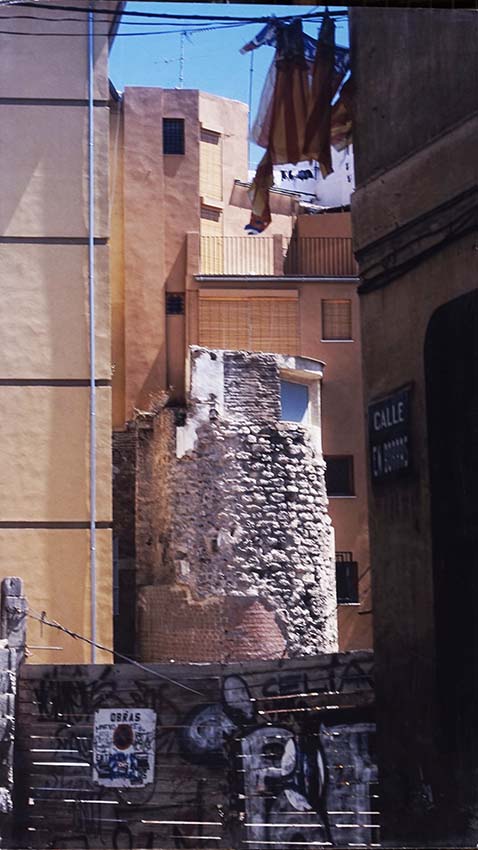 Valencia embolicada (Torre de la muralla árabe)