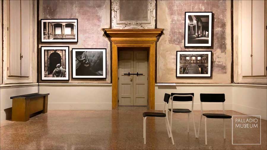 Sala del Palazzo Barbaran da Porto con las fotografías de Manuel Tolsá
