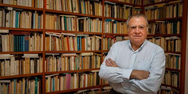 Jaime Siles : "La novela tiene público, pero la poesía tiene lectores"