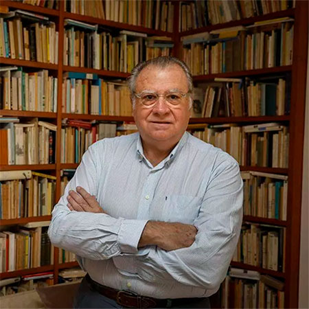 Jaime Siles : ``La novela tiene público, pero la poesía tiene lectores``