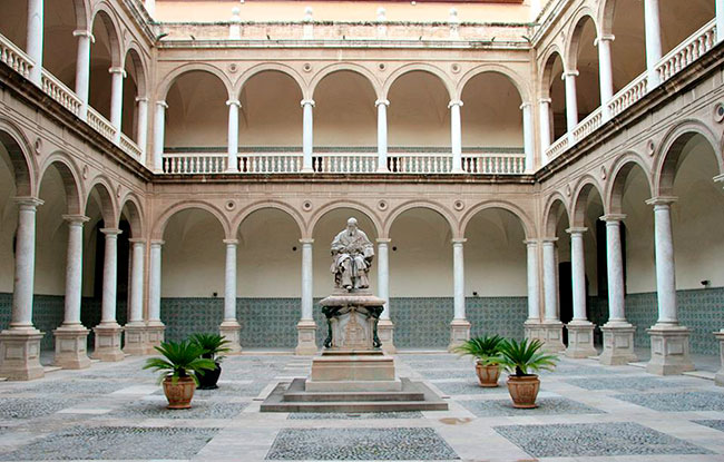Claustro del Real Colegio del Corpus Christi