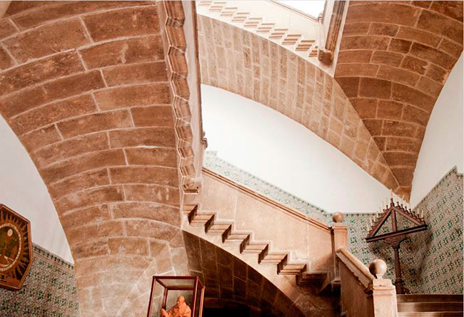 Escalera que comunica el claustro alto y la biblioteca