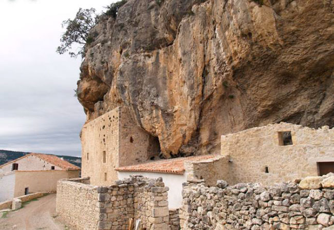 Masía rupestre de Morella la Vella